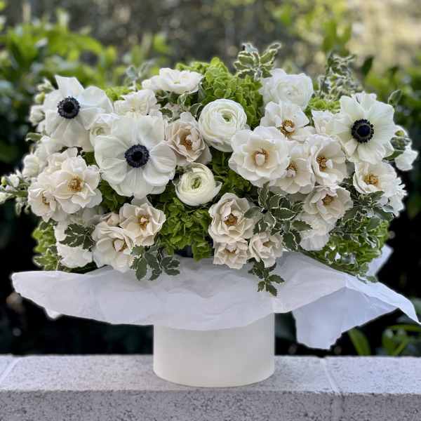 Box N.3 Green hydrangea with garden roses and amazing anemones