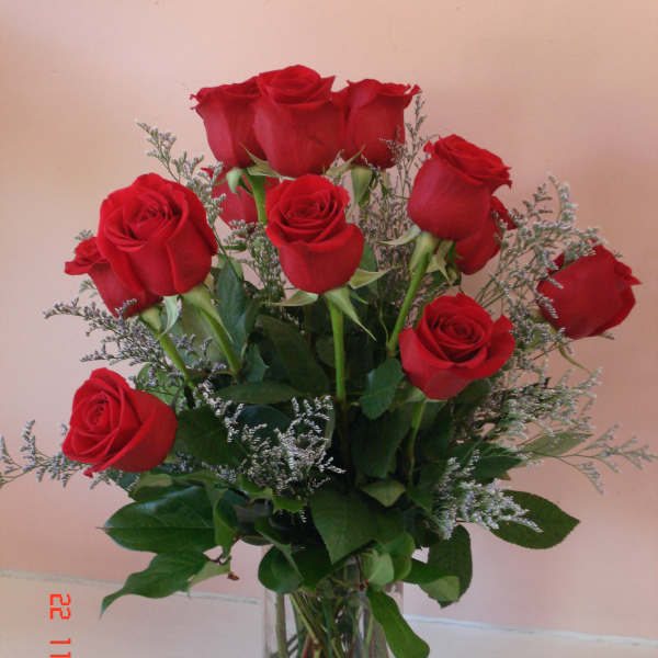 Bouquet of red roses in a clear glass vase
