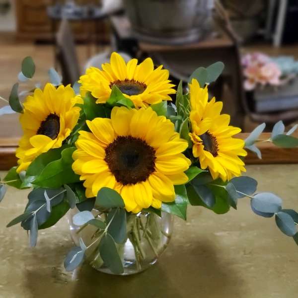 Sunflower bouquet in a clear glass vase