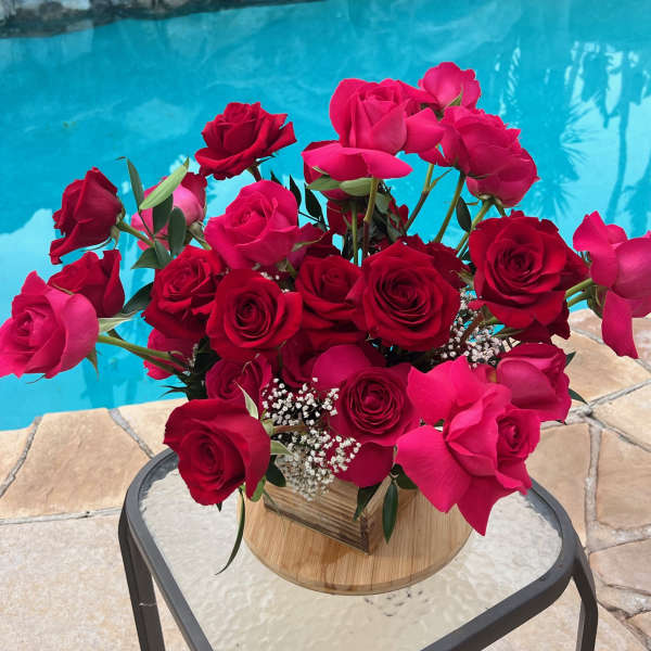 Bouquet of red and hot pink roses in a wooden box