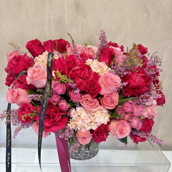 Large bouquet of pink and red roses in a clear vase