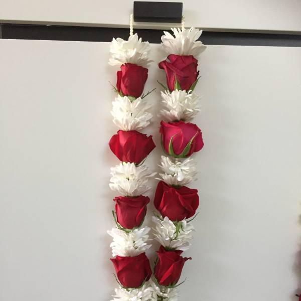 Hanging garland of red roses and white daisies