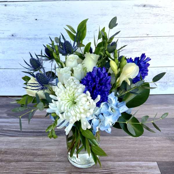 White and Blue low table arrangement in glass vase