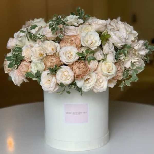 Cream and blush rose bouquet in a white hat box