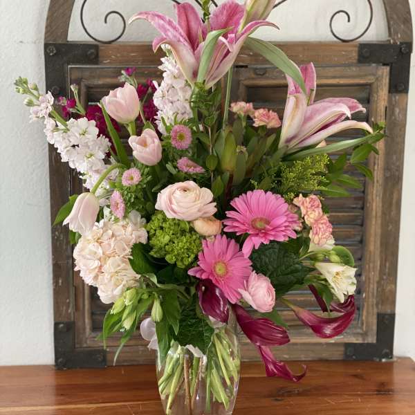 Mixed pink and white bouquet in a clear glass vase