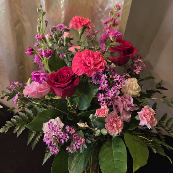 Mixed bouquet of pink and red flowers with roses and carnations