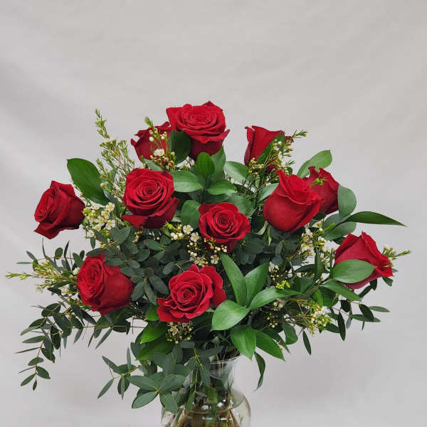 Bouquet of red roses in a clear glass vase