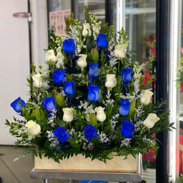 Blue and white roses arranged in a rectangular box