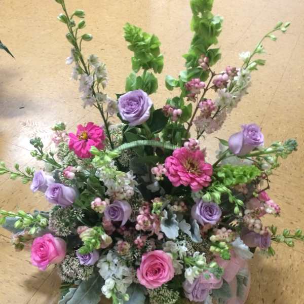 Mixed bouquet with pink and lavender roses and zinnias