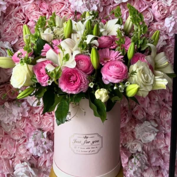 Pink and white bouquet in a pale pink hatbox