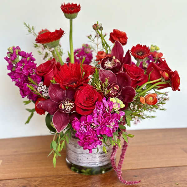 Red and magenta mixed bouquet in a glass vase