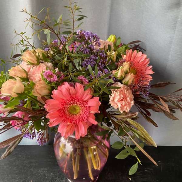 Pink and peach mixed bouquet in a glass vase