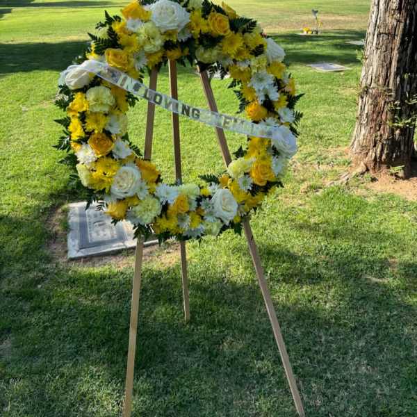 Yellow and white standing wreath