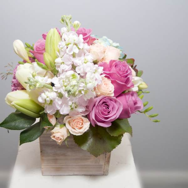 Pink and white rose bouquet in a wooden box