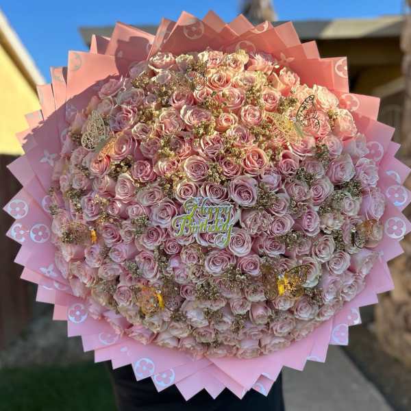 150 Roses Ramo Buchon w/pink paper