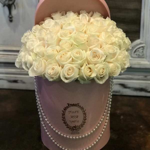 Cream rose bouquet in a pink hatbox with pearl trim