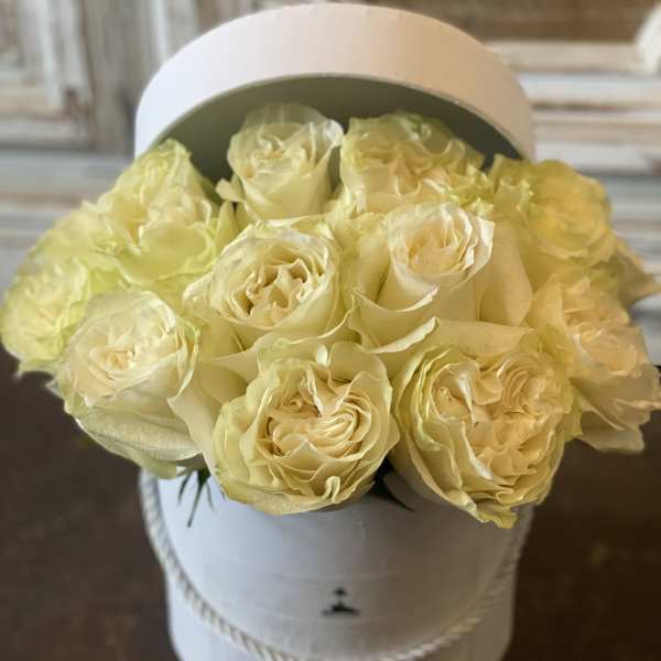 Bouquet of pale yellow roses in a white hatbox