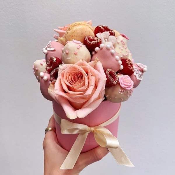 Pink rose bouquet in a round pink box with a ribbon