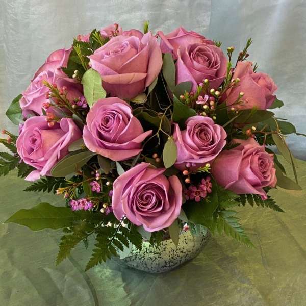 Pink rose bouquet in a speckled ceramic vase