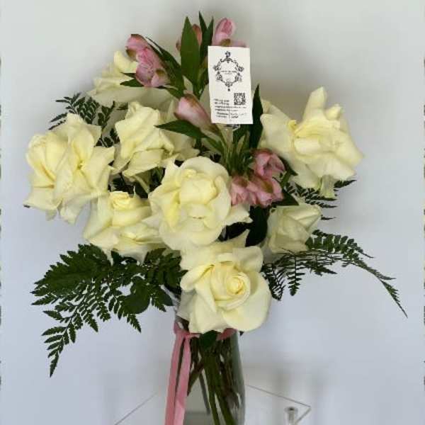 Bouquet of cream roses and pink alstroemeria in a glass vase