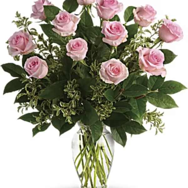 Bouquet of pink roses in a clear glass vase
