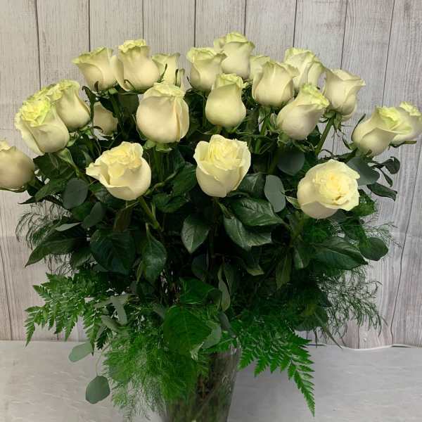 Bouquet of cream-white roses in a clear glass vase