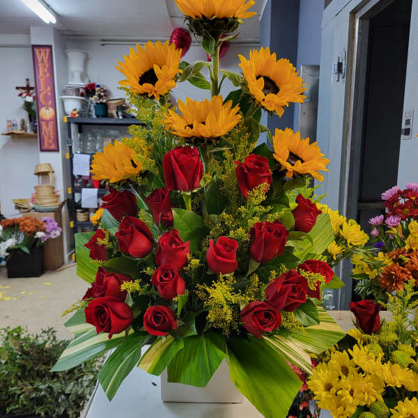 Red rosas and son flawers