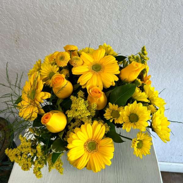Yellow bouquet with daisies and roses