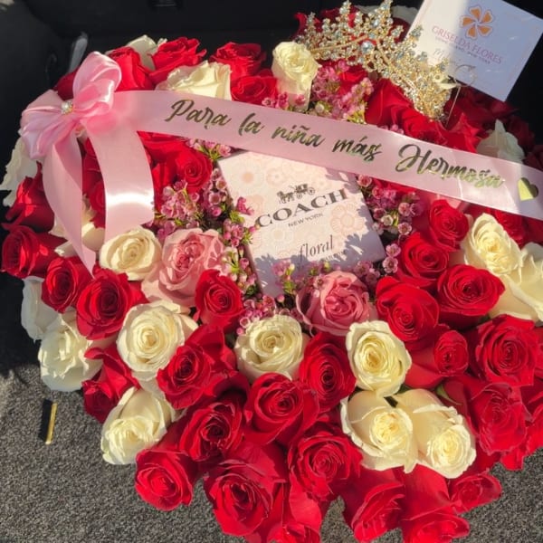 Corazon de 75 rosas en Long Island New York (el precio no incluye el perfume)