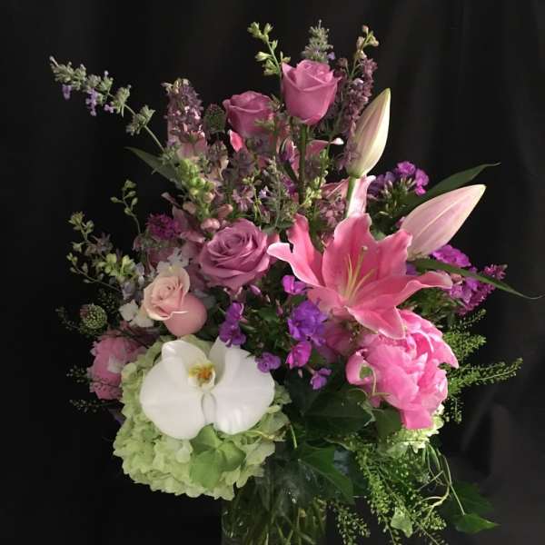 Pink and white mixed bouquet in a glass vase