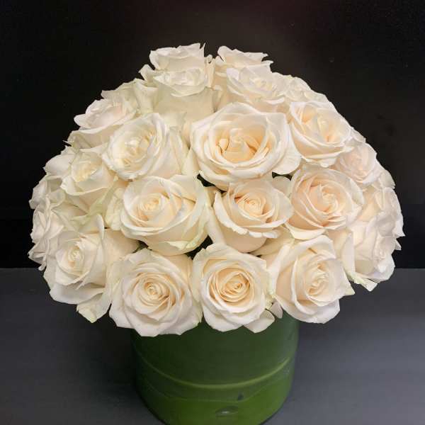 Cream rose bouquet in a green vase