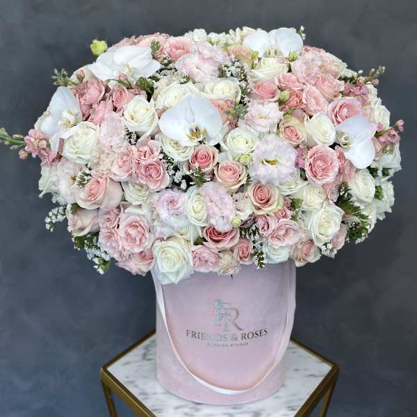 Large pink and white rose bouquet in a pink hatbox