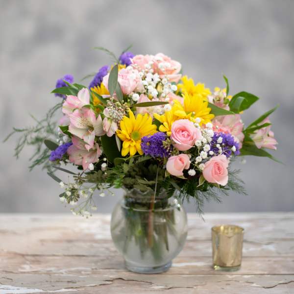 Pink and yellow mixed bouquet in a glass vase