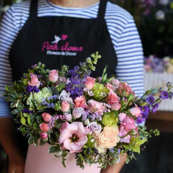 Mixed pink and purple bouquet in a pale pink hatbox