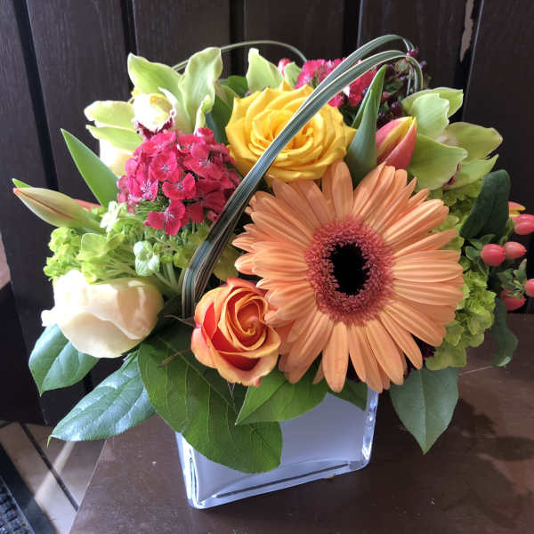 Mixed bouquet with a peach gerbera daisy and yellow rose in a glass vase