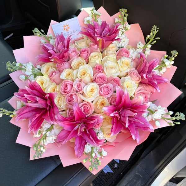 Ramo de 50 rosas con lirios