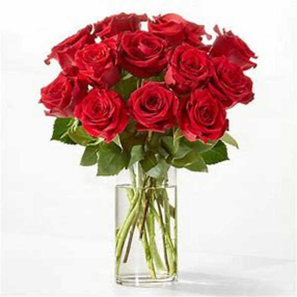 Bouquet of red roses in a clear glass vase