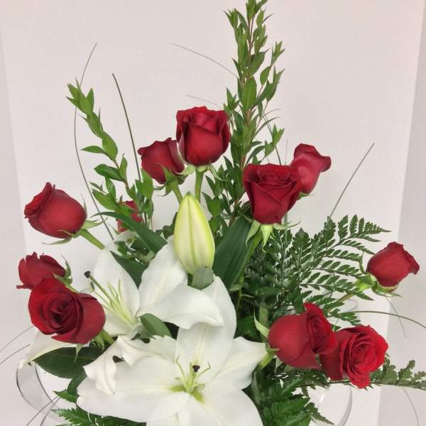 Red roses and white lilies in a glass vase