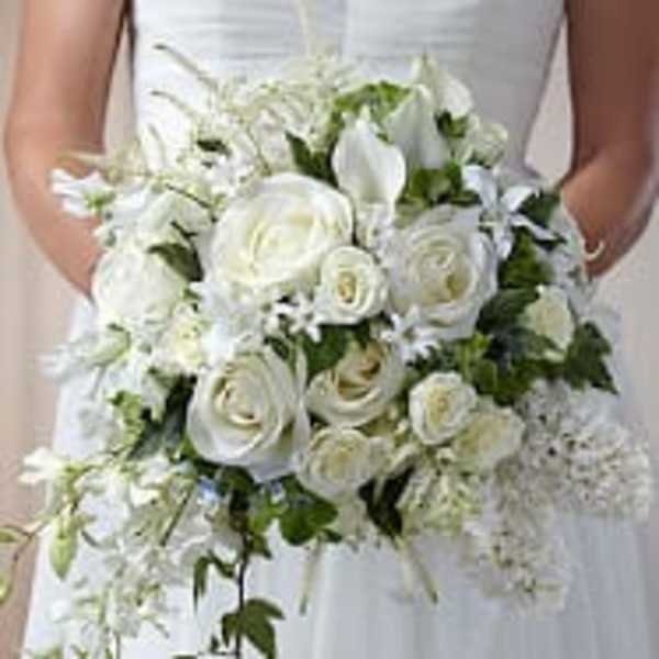 Bride holding a white rose and calla lily bouquet