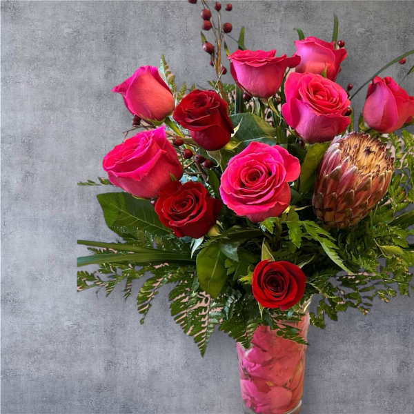 Bouquet of pink and red roses in a glass vase