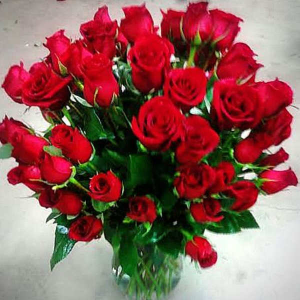 Bouquet of red roses in a clear glass vase
