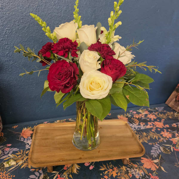 Bouquet of red and white roses in a clear glass vase
