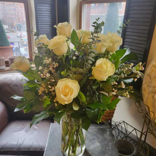 Bouquet of pale yellow roses in a clear glass vase