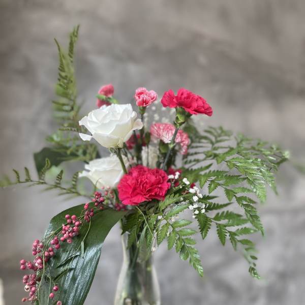 Bouquet of pink and white carnations in a glass vase