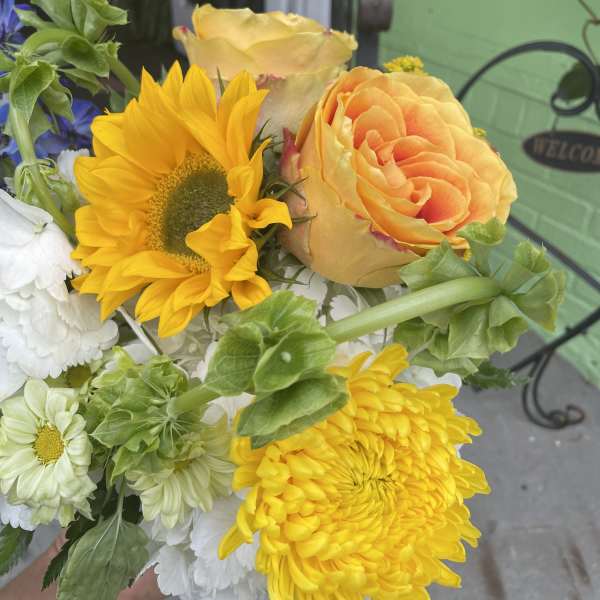 Bouquet with yellow sunflower, peach rose, and white daisies