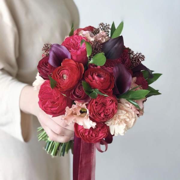 Bridal bouquet in bright colors.