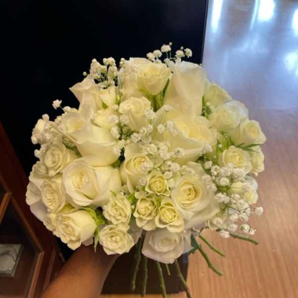 Bouquet of white roses and calla lilies with baby's breath