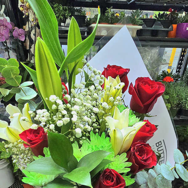 Bouquet of red roses and white lilies with baby's breath