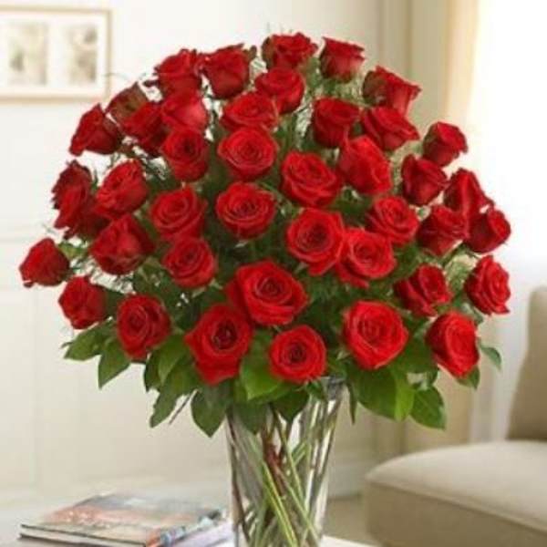 Bouquet of red roses in a clear glass vase