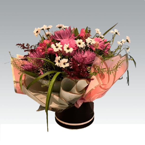 DC-HATBOX FILLED WITH SEASONAL FLOWERS